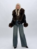 Jachetă cu blană la guler, imagine ambientală stil casual-chic