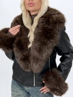 Model purtând jachetă îmblănită, outfit complet
