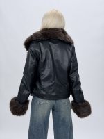 Jachetă damă iarnă cu blană, vedere trei sferturi