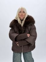 Detaliu mâneci din tricot pe jachetă oversized din fâș