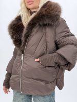 Jachetă oversized din fâș purtată, vedere laterală