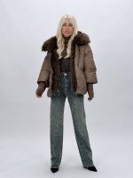 Detaliu finisaje și cusături pe jachetă din fâș cu mâneci tricot
