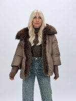 Detaliu croială oversized pe jachetă din fâș