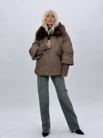 Jachetă oversized din fâș purtată casual, imagine de ansamblu