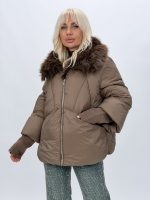 Contrast între fâș și tricot pe jachetă oversized