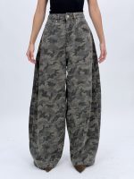 Detaliu ștrasuri aplicate pe blugi baggy army CATO