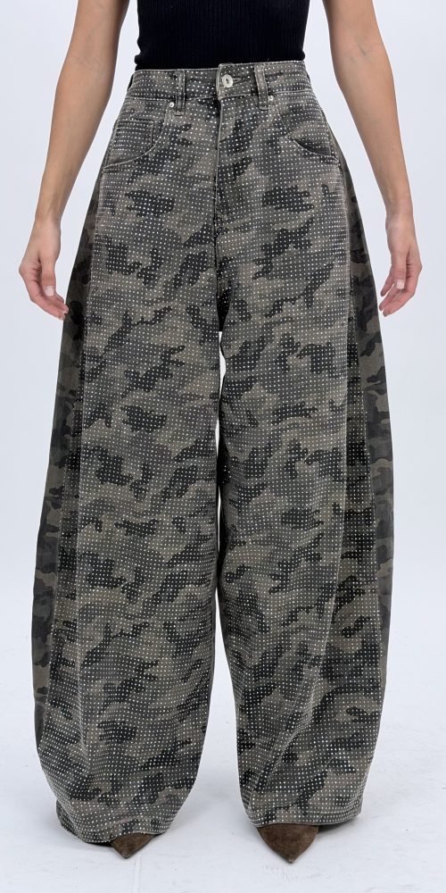 Detaliu ștrasuri aplicate pe blugi baggy army CATO