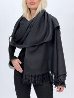 Eșarfă cu franjuri prezentată în varianta Camel și Negru