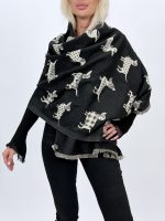 Eșarfă din lână purtată lejer, stil casual-elegant de toamnă