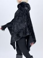 Poncho blană artificială, detaliu închidere și design