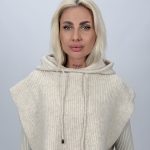 Scufiță din tricot tip poncho CATO în culori bej, cafea, negru și unt