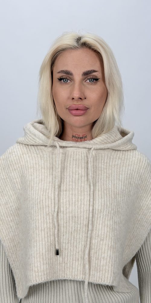 Scufiță din tricot tip poncho CATO în culori bej, cafea, negru și unt