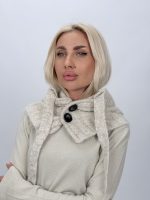 Scufiță din lână culoare gri, vedere pe model