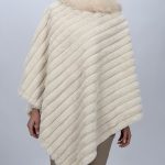 Poncho din blană artificială în nuanță camel, vedere frontală