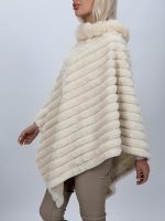 Poncho din blană artificială negru purtat, detaliu textură