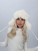 Căciulă tricotată cu finisaj îmblănit, detaliu textură