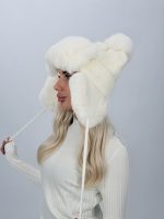 Căciulă îmblănită din tricot culoare cafea, vedere laterală