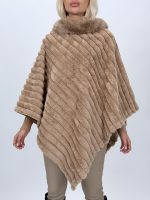 Poncho din blană artificială culoare unt, vedere laterală