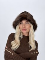 Detaliu textură blană și imprimeu pălărie damă