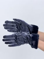 Mănușă din fâș îmblănită purtată, imagine stil de viață