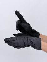 Detaliu nasturi decorativi pe mănușă din fâș negru