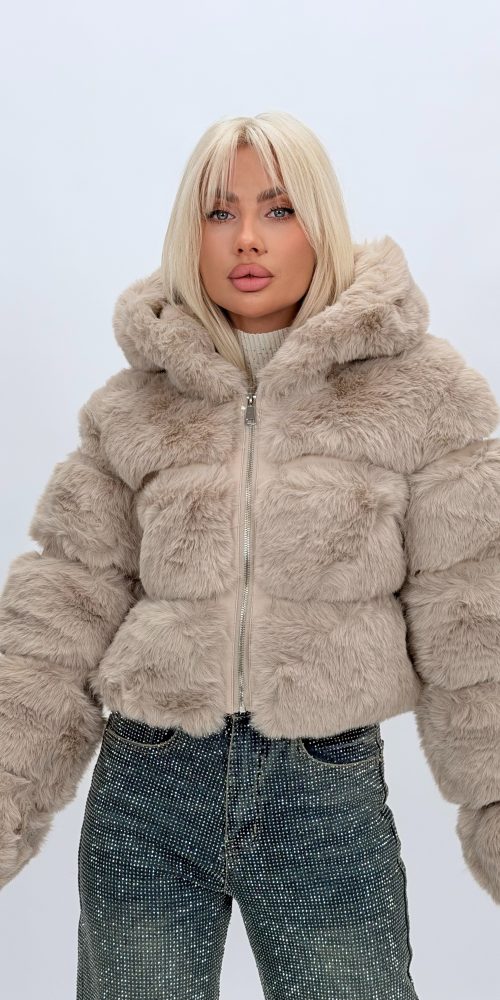 Jachetă scurtă din blană artificială cu glugă, vedere frontală