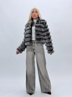 Vedere laterală jachetă din blană artificială, croială modernă