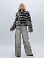 Jachetă scurtă din blană artificială purtată cu jeans, stil casual