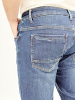 Blugi slim fit indigo, detaliu buzunare și cusături