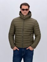 Model purtând jachetă matlasată bleumarin mărimea XL/52