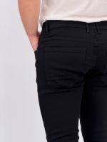 Blugi slim fit negri bărbați, detaliu buzunare și finisaje