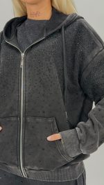 Hanorac oversized cu ștrasuri, detaliu textură