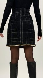 Detaliu butoni decorativi pe fustă din tricot